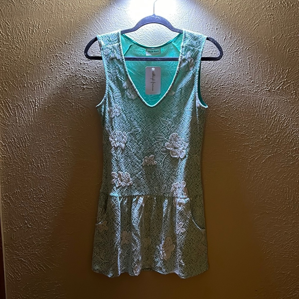 BRAND NEW! Turquoise and white floral dress with pockets. Size small!